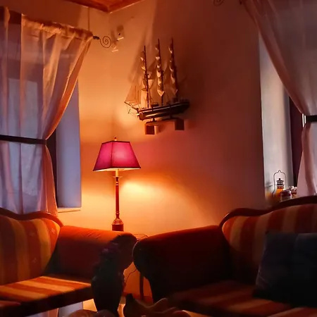 Alma-maroon Klara & Rachel Drymon