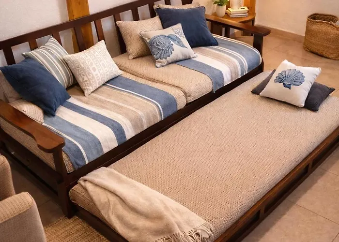 Alma-maroon Klara & Rachel Drymon