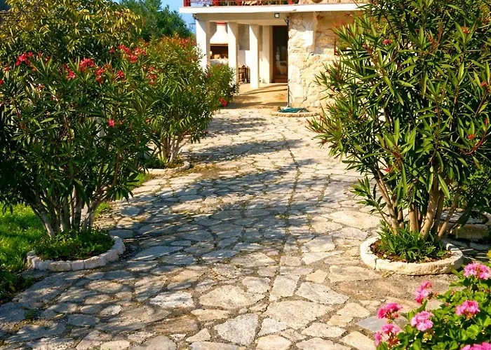 Alma-maroon Klara & Rachel *