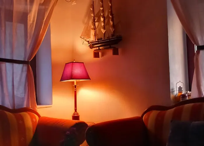 Alma-maroon Klara & Rachel Drymon