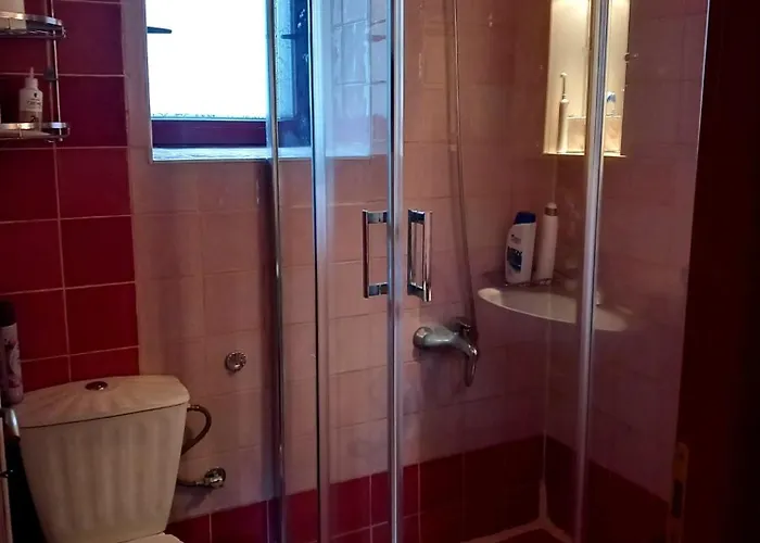 Alma-maroon Klara & Rachel Drymon